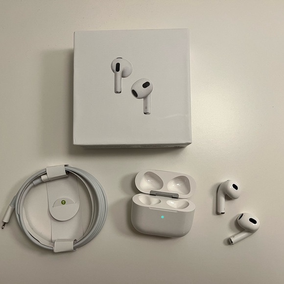 *BRAND NEW* Apple AirPods 3rd Generation with MagSafe Wireless Charging Case - Picture 1 of 5